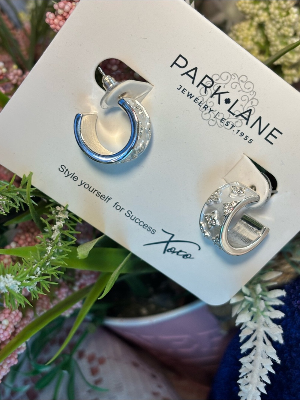 Cashmere Matte White Silver Delicate Quatrefoil Motifs Hoop Earrings 5/8” Floral - Picture 7 of 14